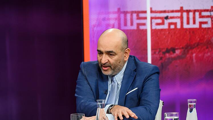 "Alles, was dazu f&uuml;hrt, dass das Regime bleibt, ist ein Drehbuch f&uuml;r den n&auml;chsten Krieg", pl&auml;dierte Omid Nouripour f&uuml;r eine nachhaltige L&ouml;sung im Iran.