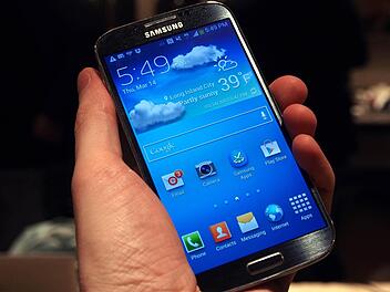 So schaut es also aus, das neue Samsung Galaxy S4 Foto: Daniel Schnettler/dpa