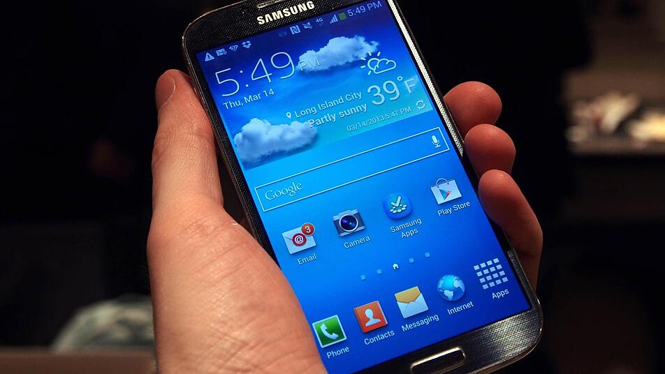 So schaut es also aus, das neue Samsung Galaxy S4 Foto: Daniel Schnettler/dpa