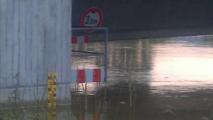 Unter dieser Brücke sind normalerweise 3,80 Meter Luft. Jetzt beträgt der Abstand zur Wasserfläche keinen halben Meter mehr.
