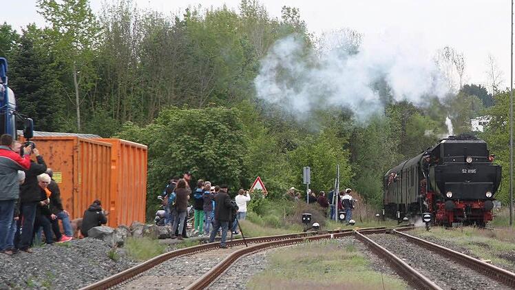 Die Bahnverantwortlichen hatten alle Mühe, um die Gleise in Stadtsteinach frei zu machen, so viele Bahnfreunde waren gekommen.