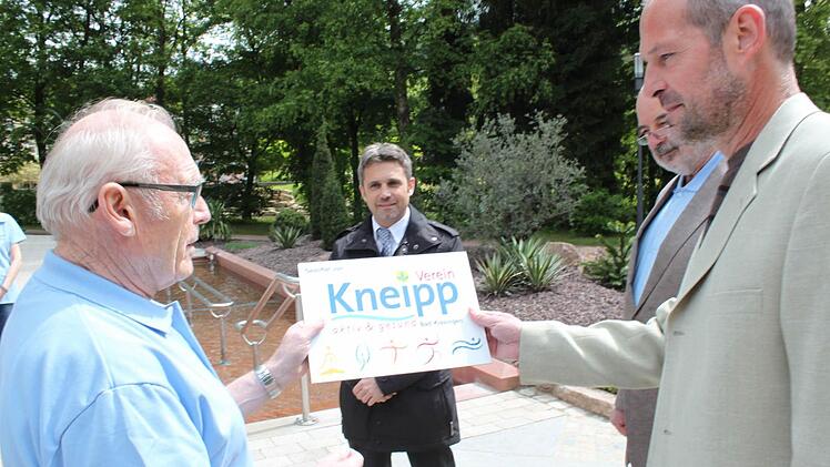 Werner Schweikardt überreicht Martin Christ ein Schild für den Olivenbaum. Foto: Thomas Mäuser