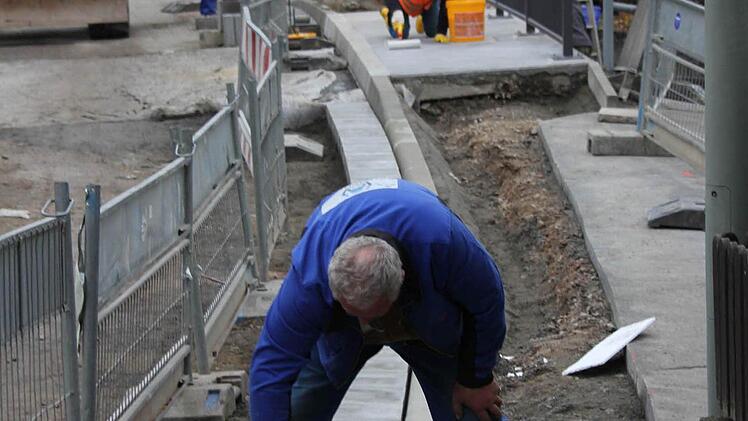Verfugen der Platten in Hummendorf Foto: Friedwald Schedel
