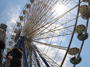 Auf dem Erlanger Burgberg wird geputzt und gewerkelt. Das Riesenrad glänzt schon mit dem Himmel um die Wette. Am Donnerstag, 21. Mai, ist Anstich zur Bergkirchweih 2015. Foto: Christian Bauriedel