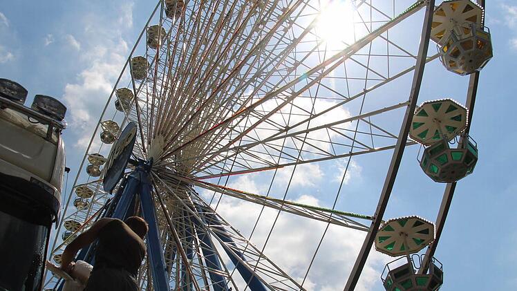 Auf dem Erlanger Burgberg wird geputzt und gewerkelt. Das Riesenrad glänzt schon mit dem Himmel um die Wette. Am Donnerstag, 21. Mai, ist Anstich zur Bergkirchweih 2015. Foto: Christian Bauriedel