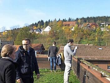 Die Dachterrasse des Gerberhauses in Steinwiesen erkunden Fabian Ritter von Streitberg (rechts) und Alessandro Mussoni (Zweiter von rechts) zusammen mit der Eigentümerin Elfriede Müller (links) und Lars Strobel vom Stadtumbaumanagement. Foto: Susanne Deuerling