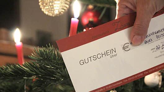 Damit sich die Lieben beim Bescheren nicht beschweren, landen immer mehr Gutscheine unter dem Weihnachtsbaum.  Foto: Archiv Andreas Oswald
