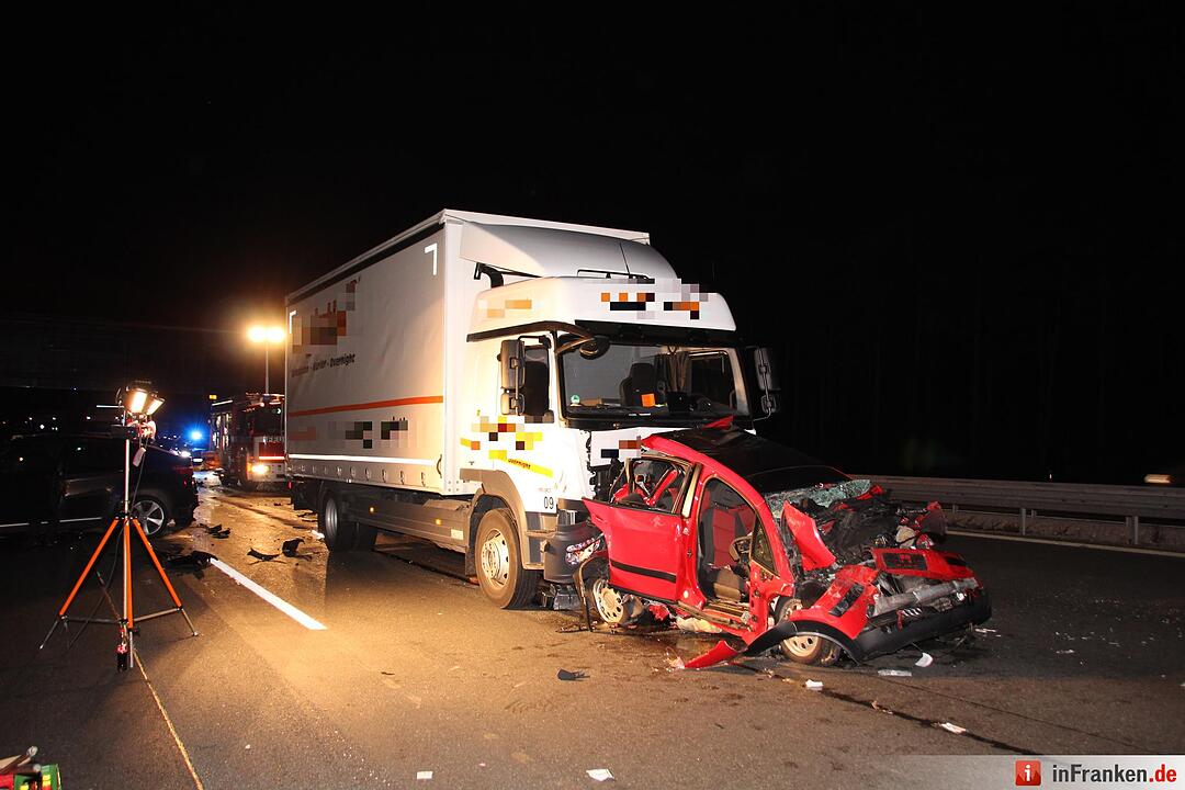 Lkw kracht auf A6 bei Nürnberg auf Stauende