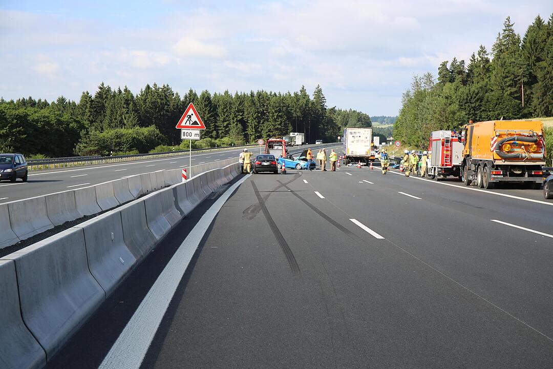 A9 im Kreis Bayreuth: Auto wird unter Lkw geschoben