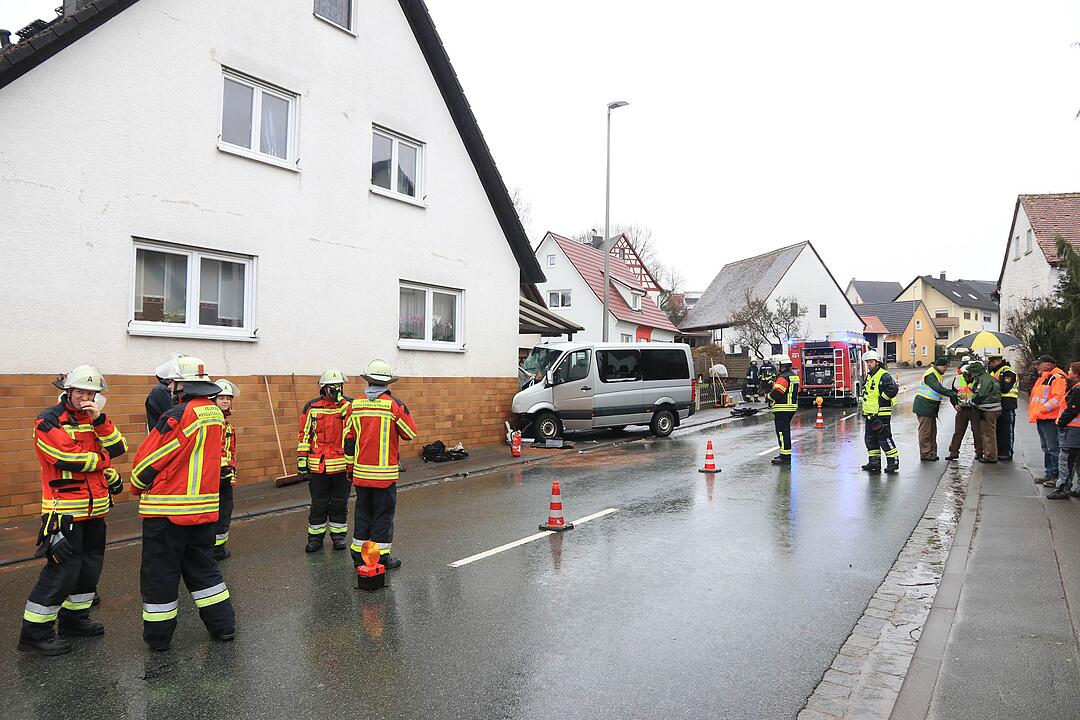 Schwerer Unfall im Kreis Forchheim: Kleintransporter reißt Hausecke ab
