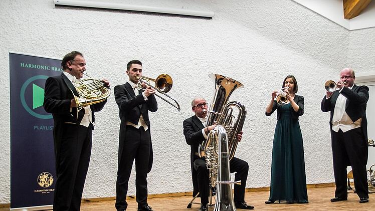 Impressionen vom umjubelten Neujahrskonzert mit dem Quintett Harmonic Brass im renovierten Rathaussaal von RödentalFoto: Jochen Berger