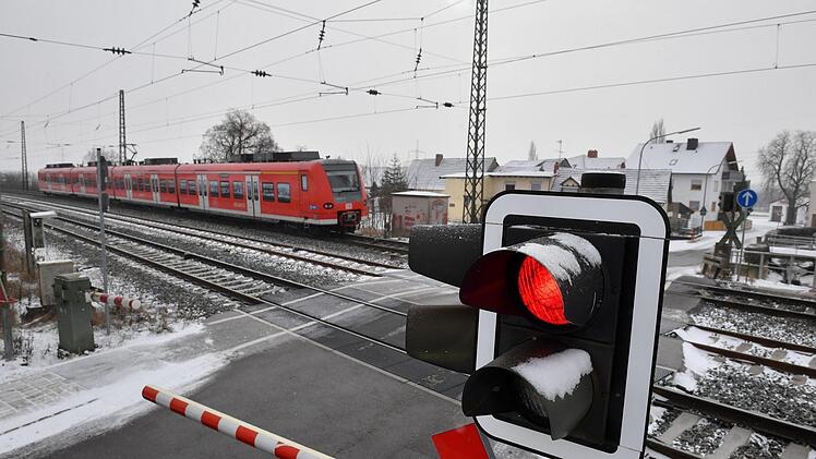 Knackpunkt für den barrierefreien Umbau ist der beschrankte Bahnübergang an der Weide. Foto: Ronald Rinklef