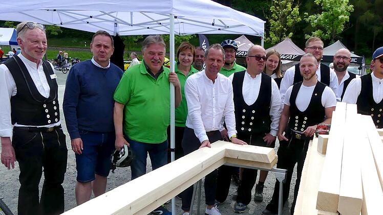 Minister Thorsten Glauber mit Landrat Klaus Peter Söllner am Stand der Zimmerer-Innung Kulmbach. Links Innungsobermeister Günther Stenglein. Foto: Dieter Hübner