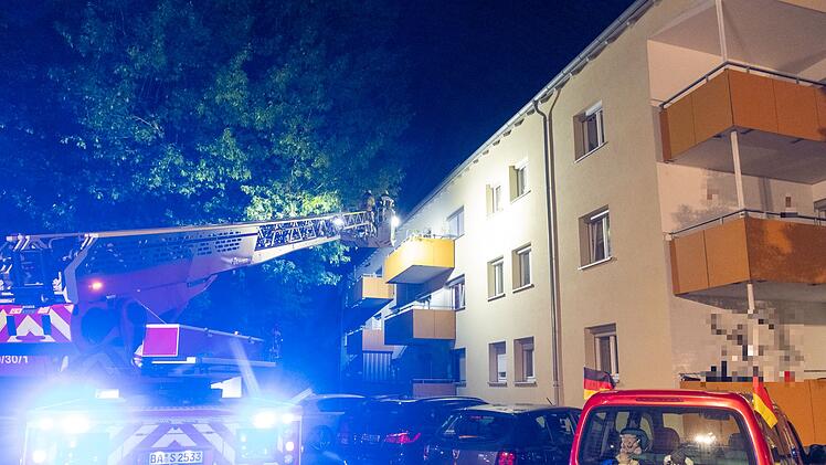 Kellerbrand in Wohnhaus: Bewohner m&uuml;ssen &uuml;ber Balkone gerettet werden
