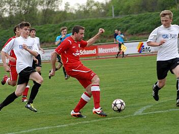 Enrico Cescutti (am Ball) ist immer für ein Tor gut - hier im letzten Heimspiel beim 5:1 gegen den FC Hersbruck.  21 Saisontreffer hat der Baiersdorfer Torjäger schon erzielt. Fotos: herzopress