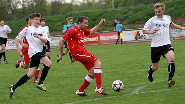 Enrico Cescutti (am Ball) ist immer für ein Tor gut - hier im letzten Heimspiel beim 5:1 gegen den FC Hersbruck.  21 Saisontreffer hat der Baiersdorfer Torjäger schon erzielt. Fotos: herzopress