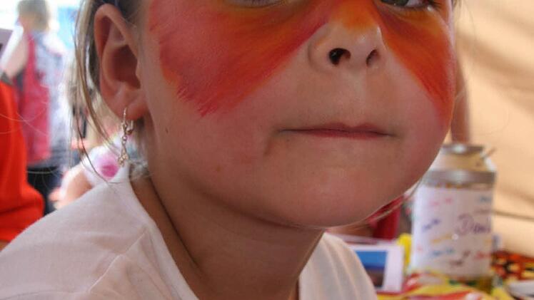 Emily Kratkai (5) möchte sich in einen bunten Schmetterling verwandeln, auch wenn sie weiß, dass abends die Mama das ganz Kunstwerk wieder abwäscht.