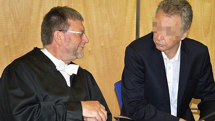 Der Angeklagte Ulrich S. (rechts), hier mit seinem Anwalt Hans-Heinrich Eidt, sagte gestern zum Tod seiner Ehefrau umfassend aus.  Foto: Ronald Rinklef