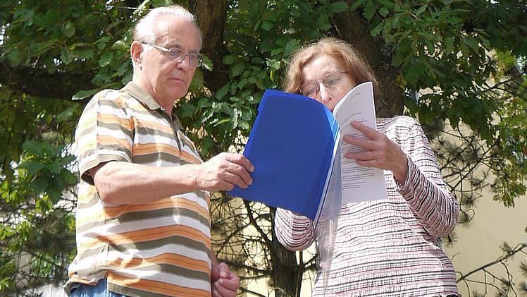 Elke und Manfred Welsch kämpfen seit gut vier Jahren für den Erhalt einer Eiche in der Mecklenburger Straße - weil es in Rödental aber keine Baumschutzverordnung gibt, wird der Baum höchstwahrscheinlich bald gefällt. Foto: Berthold Köhler