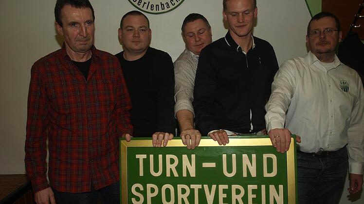 Der neue Vorstand des TSV Oerlenbach: (von links) Reiner Borst (Stellv. Vorsitzender), Marco Bieber (Schriftführer), Jochen Straub (Stellv. Vorsitzender), Nico Rogge (Vorsitzender) und Michael Ferger (Kassenwart). Fotos: Stefan Geiger