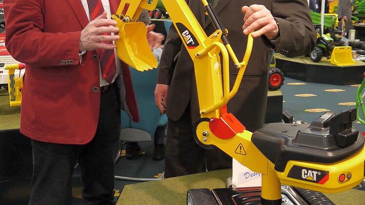 Rolly Toys: Geschäftsführer Frank Schneider (rechts) im Gespräch mit Michael Busch. Foto: Berthold Köhler