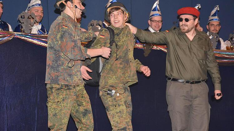 Unteroffizier Andreas Engmann hatte so seine Probleme bei der Bundeswehr mit seinen Schützlingen Felix Eiring uns Patrick Bohl (von rechts) bei der Grundausbildung.