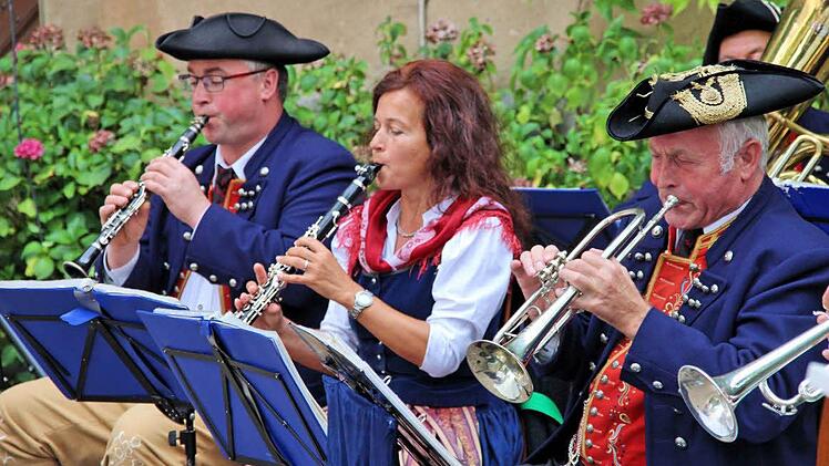 Kulturempfang des Bezirks Unterfranken auf Schloss Aschach mit den Schrolla-Musikanten aus Vasbühl. Foto: Dieter Britz