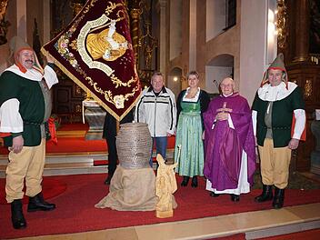 Der Imker-Kreisverband Rhön-Grabfeld veranstaltete den ersten Ambrosius-Gottesdienst in der Klosterkirche am Kreuzberg (von links): Hubert Arnold, Frank Wehner (stellvertretender Vorsitzender), Annette Seehaus-Arnold (Kreisvorsitzende), Pfarrer i. R. Bernold Rauch und Reinhold Arrighy. Die Fahne stellte der Imkerverein Münnerstadt und zeigt den Heiligen Ambrosius.  Foto: Marion Eckert