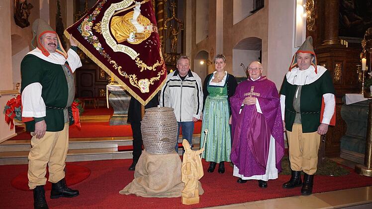 Der Imker-Kreisverband Rhön-Grabfeld veranstaltete den ersten Ambrosius-Gottesdienst in der Klosterkirche am Kreuzberg (von links): Hubert Arnold, Frank Wehner (stellvertretender Vorsitzender), Annette Seehaus-Arnold (Kreisvorsitzende), Pfarrer i. R. Bernold Rauch und Reinhold Arrighy. Die Fahne stellte der Imkerverein Münnerstadt und zeigt den Heiligen Ambrosius.  Foto: Marion Eckert