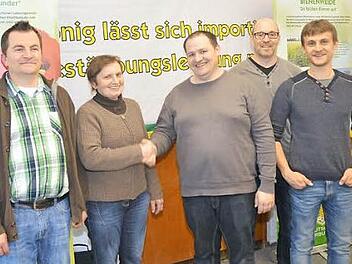 Der neue Vorstand des Imkervereins Kronach und Umgebung (v. l.): Thorsten Hugel (2. Vorsitzender), Fachberaterin Barbara Bartsch (AELF Bayreuth), Stefan Roth (1. Vorsitzender), Ralf Lindlein (Kassier), Sven Arnold (Schriftführer).  Foto: eh