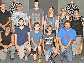 Die Erstplatzierten bei der Eberner Dart-Stadtmeisterschaft mit Stadtmeisterin Carmen Göhler (Dritte von rechts, stehend), Stadtmeister Herren Markus Wolfschmitt (Zweiter von links, knieend), Jugendmeister Wolfgang Suckfüll (Dritter von links, knieend), Vorsitzendem Stefan Pecht (links ) und Sportwart Rainer Dressel (rechts) Foto: Wolfgang Dietz