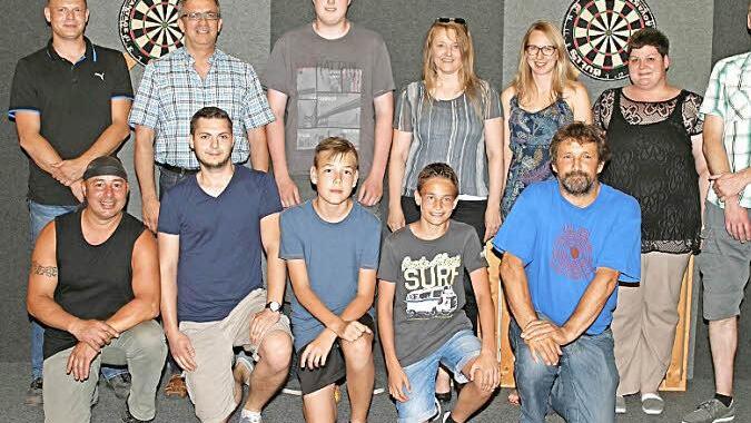Die Erstplatzierten bei der Eberner Dart-Stadtmeisterschaft mit Stadtmeisterin Carmen Göhler (Dritte von rechts, stehend), Stadtmeister Herren Markus Wolfschmitt (Zweiter von links, knieend), Jugendmeister Wolfgang Suckfüll (Dritter von links, knieend), Vorsitzendem Stefan Pecht (links ) und Sportwart Rainer Dressel (rechts) Foto: Wolfgang Dietz