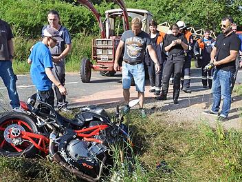 Schwer verletzt wurden zwei Motorradfahrer bei einem Unfall bei Rannungen.  Fotos: Peter Rauch