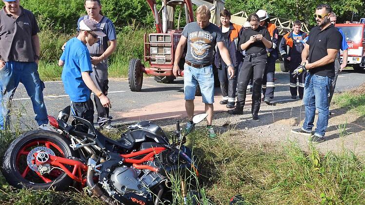 Schwer verletzt wurden zwei Motorradfahrer bei einem Unfall bei Rannungen.  Fotos: Peter Rauch