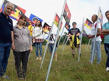 Die Asylbewerber aus Ebenhausen besuchten die einstige innerdeutsche Grenze. Das Foto zeigt die Gruppe mitten im Skulpturenpark an der ehemaligen Übergangsstelle Eußenhausen. Foto: Stefan Geiger