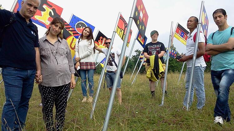 Die Asylbewerber aus Ebenhausen besuchten die einstige innerdeutsche Grenze. Das Foto zeigt die Gruppe mitten im Skulpturenpark an der ehemaligen Übergangsstelle Eußenhausen. Foto: Stefan Geiger
