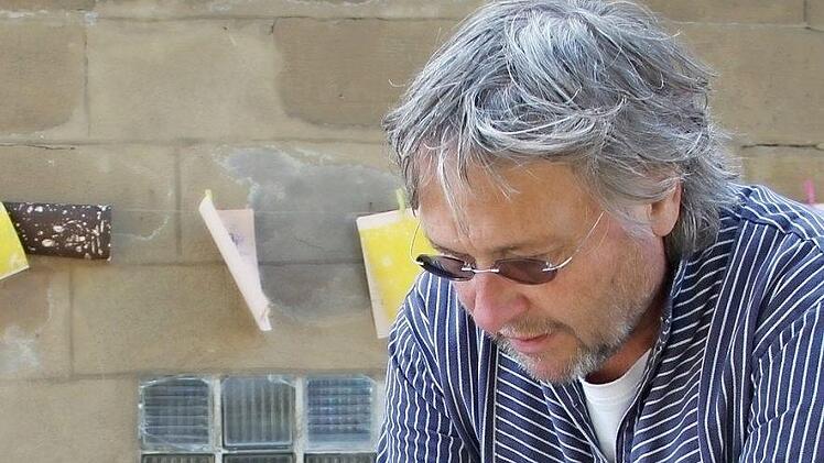 Clemens Muth hilft einem Teilnehmer bei der Herstellung einer Monotypie