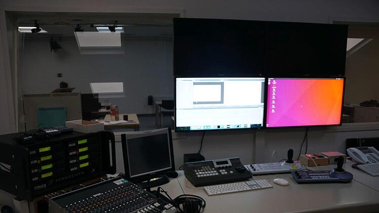 : Im E-Regiestudio werden Videos von Vorlesungen (z. B. aus dem angrenzenden Seminarraum) aufgezeichnet und geschnitten.  Foto: Pascale Ferry