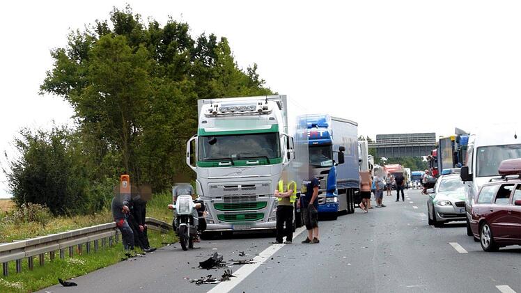 Als wären sie Touristen und der Unfallort eine Sehenswürdigkeit: Gaffer behindern nicht nur auf der Autobahn oft die Rettungsarbeiten. Manche filmen sogar verletzte oder gar getötete Mitmenschen und stellen die Fotos verbotenerweise ins Internet.  Foto: BERTHOLD DIEM