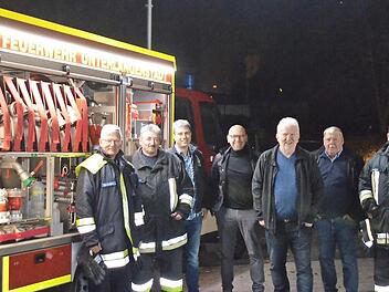Die Gemeinderäte und Bürgermeister bei der Besichtigung der beiden neuen Fahrzeuge der Feuerwehr Unterlangenstadt Foto: Thomas Micheel