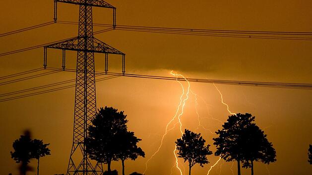 Nach dem überwiegend freundlichen Pfingstsonntag drohen am Montag schwere Gewitter in Franken. Starkregen, Sturmböen und Hagel sind möglich. Foto: Julian Stratenschulte/dpa