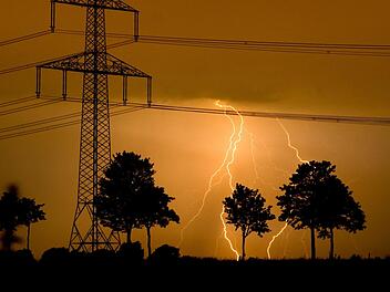 Nach dem überwiegend freundlichen Pfingstsonntag drohen am Montag schwere Gewitter in Franken. Starkregen, Sturmböen und Hagel sind möglich. Foto: Julian Stratenschulte/dpa