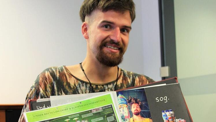 Sebastian Keilholz aus Bamberg zeigt eine Skizze des Recycling-Dorfes, das sein "Project Wings" auf Suma-tra bauen will. Diana Fuchs
