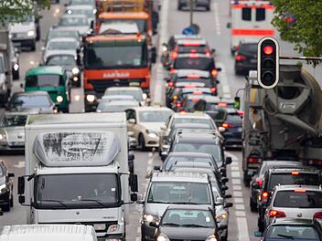 Autofahrer in Nürnberg müssen tagtäglich mit vielen Staus rechnen. Symbolfoto: Fabian Sommer, dpa