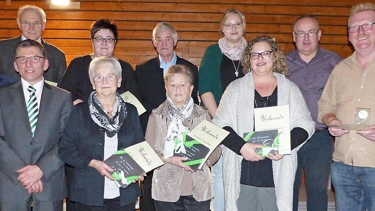 Der Sportverein (SV) Grafengehaig dankte langjährigen Mitgliedern für Treue und Engagement. Unser Bild zeigt (vorne von links) Bürgermeister Werner Burger, SV-Vorsitzenden Manfred Rodler, Erika Rieß, Linde Müller, Yvonne Heikenwälder und Gerd Hildner sowie (hinten von links) Erwin Schübel, Silke Kemnitzer, Edwin Schramm, Tamara Heikenwälder und Stefan Rothert.  Foto: Klaus-Peter Wulf
