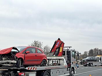 Abschleppdienste bergen die Autos.