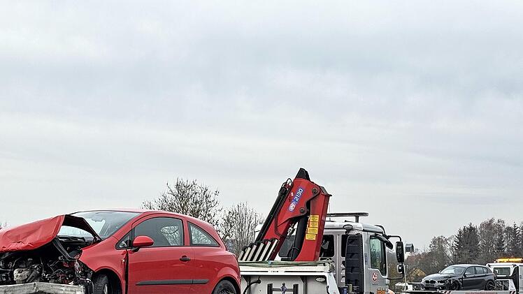 Abschleppdienste bergen die Autos.