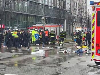 Auto in München in Menschengruppe gefahren