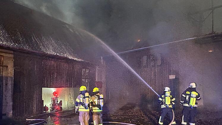 Feuerwehr kämpft mit 150 Einsatzkräften gegen Scheunenbrand in Mittelfranken