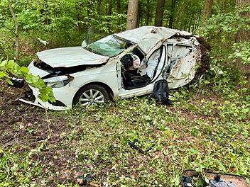 Junger Autofahrer kommt von Fahrbahn ab und schleudert in Waldst&uuml;ck: 24-J&auml;hriger stirbt an Unfallstelle